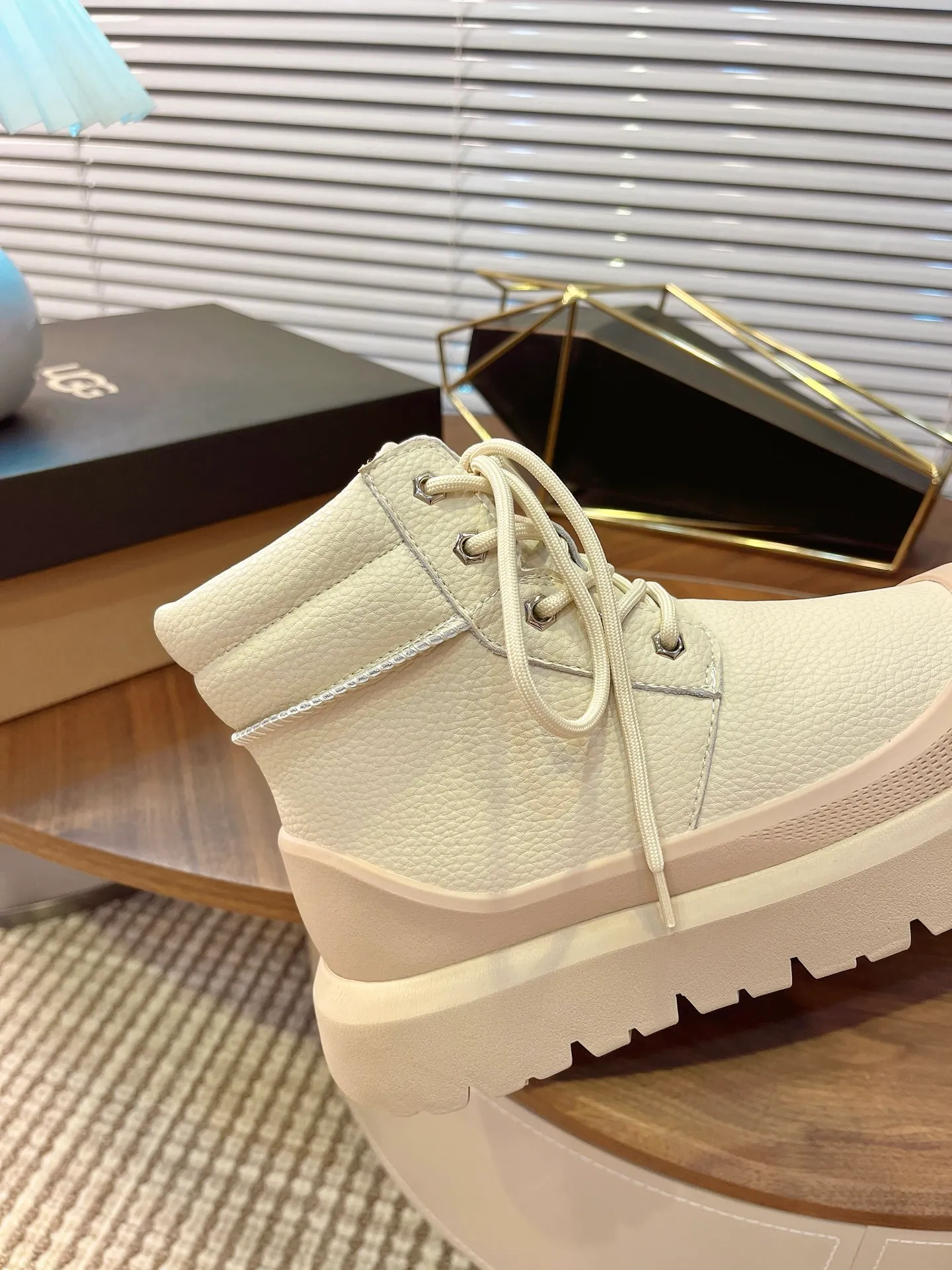 【UGG】 P: 600💰 Couple shoes Size: Women’s size 35-40 / Men’s size 40-44 UGG Tasman Weather Hybrid slip-on snow boots👢 Wang Yibo's same style 👏 adds a large orange sole to the classic Tasman shoe style, functional color contrast design, environmentally friendly waterproof and snowproof material, which has both fashionable and functional attributes. At the same time, it is paired with the new UGG furry shoes Keen's furry color-blocking jacket. Bright orange and maroon collide to create a new light outdoor style and open up a new travel experience in early autumn! Using the best materials, the 17mm fur integrated surface is warmer and breathable, and the outsole is upgraded to a lightweight and wear-resistant light wing technology outsole!